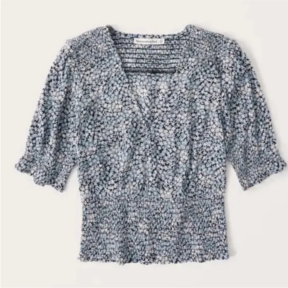 3/$21 Abercrombie & Fitch top - Picture 4 of 9
